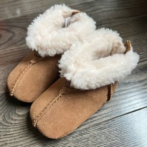 UGG baby slippers size 2/3 NWOT